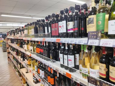 Kyiv, Ukrayna - 15 Eylül 2020: 15 Eylül 2020 'de Ukrayna' nın Kyiv kentindeki popüler bir şarap dükkanında çeşitli alkollü içecekler