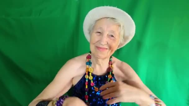 Счастливая Улыбающаяся Смешная Пожилая Женщина Бусах Танцует Дома — стоковое видео