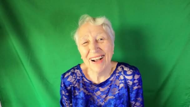 Щаслива Літня Старша Жінка Сміється Камери — стокове відео