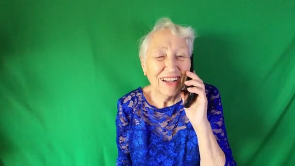 Yaşlı Mutlu Bir Kadın Cep Telefonuyla Kameraya Gülüyor — Stok video