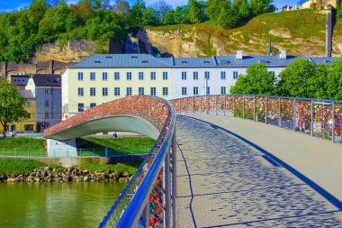 Köprü çiti Salzburg 'da kilitlerle kaplıydı. Salzburger Toprakları, Avusturya