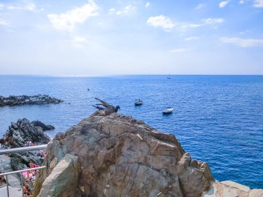 Manarola, İtalya - 09 Eylül 2015: Manarola, Cinque Terre, İtalya 'da Akdeniz' deki kaya plajı