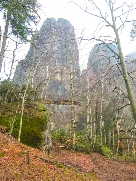 Саксонский парк в Германии с камнями — стоковое фото