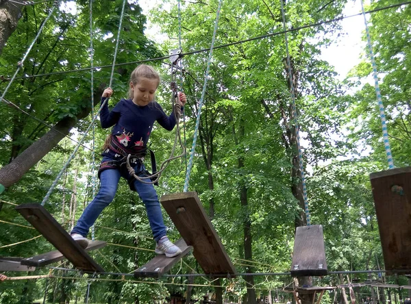 Fată alpinism în parc de frânghie aventură — Fotografie, imagine de stoc