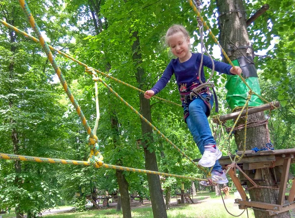 Fille escalade dans aventure corde parc — Photo