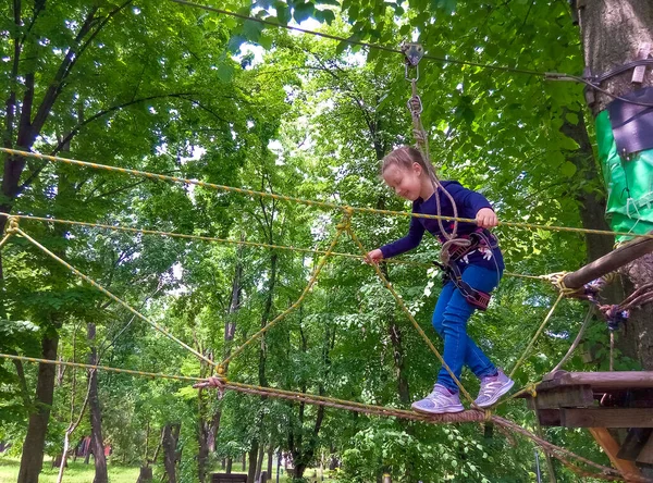 Lány Mászik Kaland Kötél Park Zöld Fák Ellen — Stock Fotó