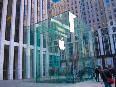 New York, ABD - 13 Şubat 2013: Apple mağaza logosu 13 Şubat 2013 'te New York' ta. Dünyanın en büyük halka açık şirket tasarımları ve tüketici elektroniği ve bilgisayar ürünleri satışıdır..
