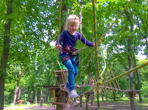 Menina Escalando Parque Corda Aventura Contra Árvores Verdes — Fotografia de Stock