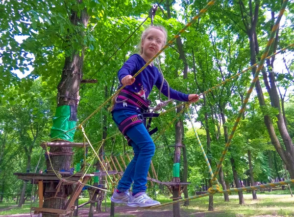 Fille Grimpant Dans Parc Corde Aventure Contre Les Arbres Verts — Photo