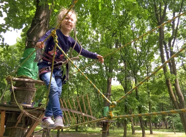 Lány Mászik Kaland Kötél Park Zöld Fák Ellen — Stock Fotó