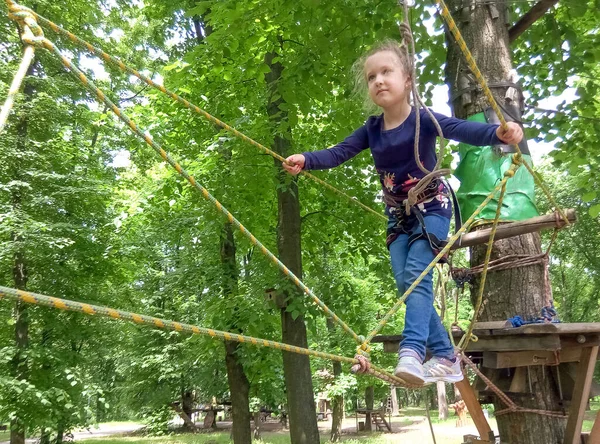 Lány Mászik Kaland Kötél Park Zöld Fák Ellen — Stock Fotó