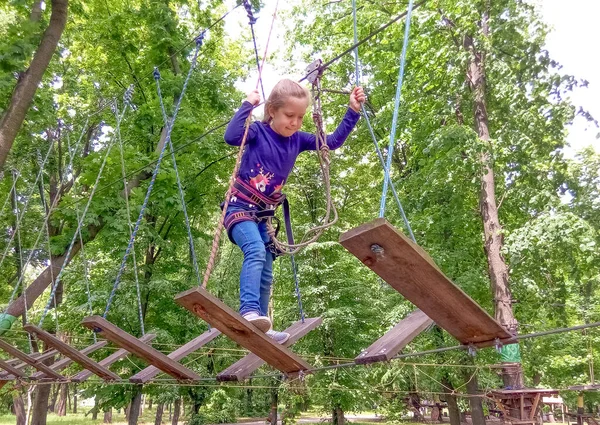 Lány Mászik Kaland Kötél Park Zöld Fák Ellen — Stock Fotó