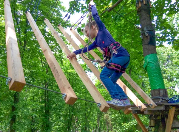 Lány Mászik Kaland Kötél Park Zöld Fák Ellen — Stock Fotó