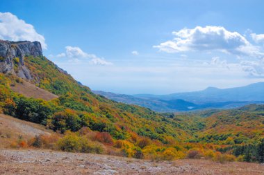 Kırım dağları. Kırım 'daki dağlar güneşli yaz gününde.