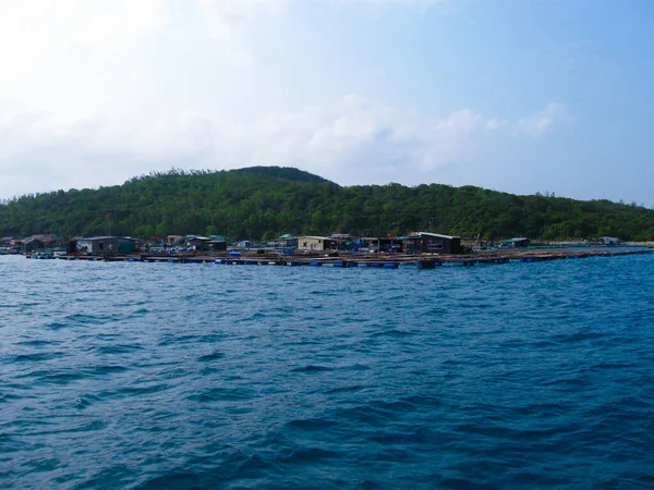 Halong Körfezi Nde Yüzen Köy Vietnam — Stok fotoğraf