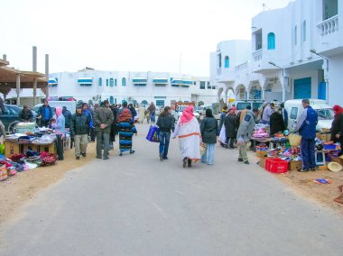 Djerba, Tunus - 30 Aralık 2007: Yerel halk Tunus 'un başkenti Djerba' da satılığa çıkıyor