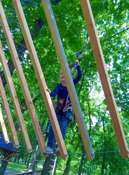 Fille Grimpant Dans Parc Corde Aventure Contre Les Arbres Verts — Photo