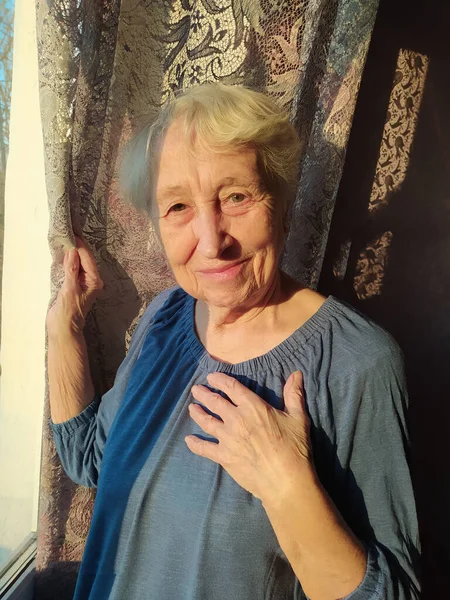 Retrato Anciana Cerca Ventana Abuela Sonriendo — Foto de Stock