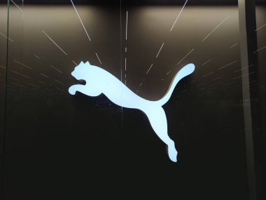 Kiyv, Ukrayna - 5 Aralık 2020: Bir mağaza cephesinde Puma logosu. Puma, Almanya 'nın başkenti Bavyera' da spor ayakkabıları ve spor ayakkabıları üreten büyük bir Alman çokuluslu şirketidir.