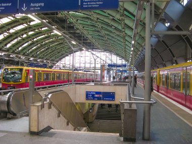 Berlin, Almanya - 01 Mart 2020: Berlin 'deki merkez tren istasyonu