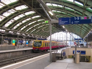 Berlin, Almanya - 01 Mart 2020: Berlin 'deki merkez tren istasyonu