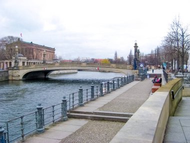 Berlin, Almanya - 03 Mart 2020 Berlin, Almanya 'da sokak ve nehir manzarası