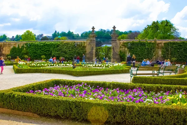 2017年5月1日 ザルツブルクの美しいミラベル庭園を訪れる人々 2017年5月1日にオーストリアのザルツブルクで観光客が訪れる人気の観光地です — ストック写真