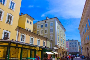 Salzburg, Avusturya - 01 Mayıs 2017: Salzburgg 'un merkezindeki eski bir evin manzarası
