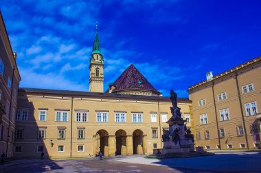 Salzburg, Avusturya - 01 Mayıs 2017: Güneşli bir günde Domplatz Meydanı 'ndaki ünlü Maria Immaculata heykelinin klasik görünümü, yazları mavi gökyüzü, 1 Mayıs 2017, Salzburg, Avusturya