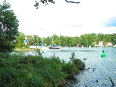 Almanya 'daki ormanda kamp alanı.