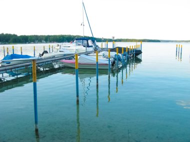 Almanya 'daki ormandaki kamp alanındaki tekneler.