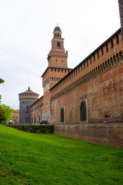 Milan, İtalya - 03 Mayıs 2017: Sforza 'nın şatosu 3 Mayıs 2017' de beyaz gökyüzüne karşı
