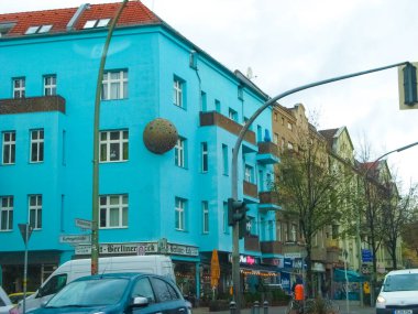 Berlin, Almanya - 25 Ekim 2018: Berlin, Almanya 'da cadde ve yolda arabalar 25 Ekim 2018