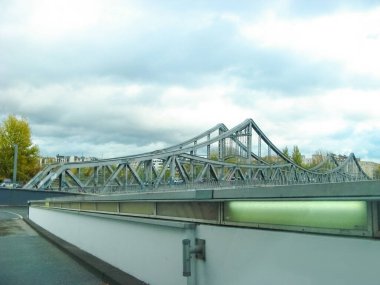 Glienicker Köprüsü ve Berlin Almanya 'da tekne itme