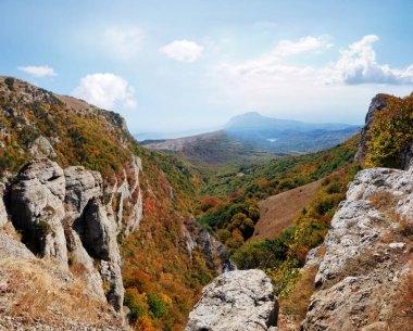 Kırım dağları. Kırım 'daki dağlar güneşli yaz gününde.