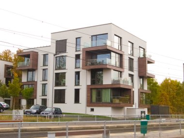 Berlin, Almanya - 25 Ekim 2018: Berlin, Almanya 'da sokak ve yolda modern ev 25 Ekim 2018