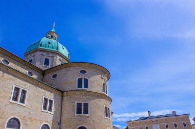 Güneşli bir günde Avusturya, Salzburg 'daki Peter Kilisesi.