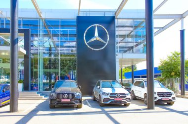 Kyiv, Ukrayna - 15 Ağustos 2020: Mercedes-Benz logo otomobil bayisi 15 Ağustos 2020 tarihinde Ukrayna 'nın Kyiv kentinde imza ve mağaza. Mercedes bir Alman otomobil üreticisi. 1926 'dan beri.