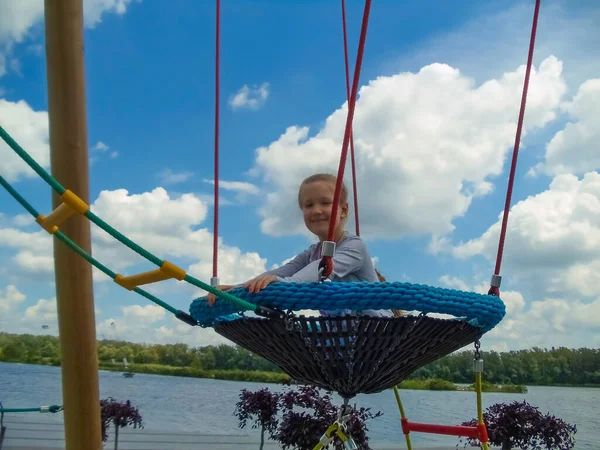 Fille Grimpant Dans Parc Corde Aventure Contre Ciel Bleu — Photo