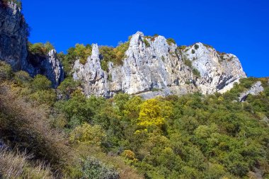 Kırım dağları. Kırım 'daki dağlar güneşli yaz gününde.