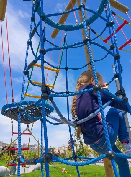 Das Mädchen Klettert Abenteuer Seilpark Vor Blauem Himmel — Stockfoto