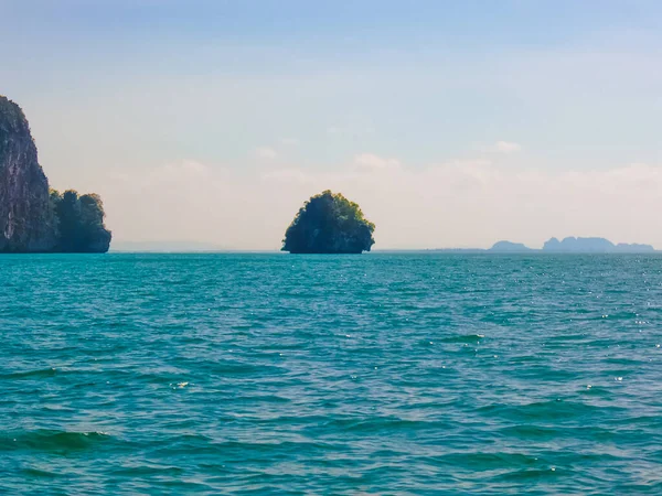 Tropik bir manzara. Railay Sahili, Krabi, Tayland Kayalıklar Manzarası