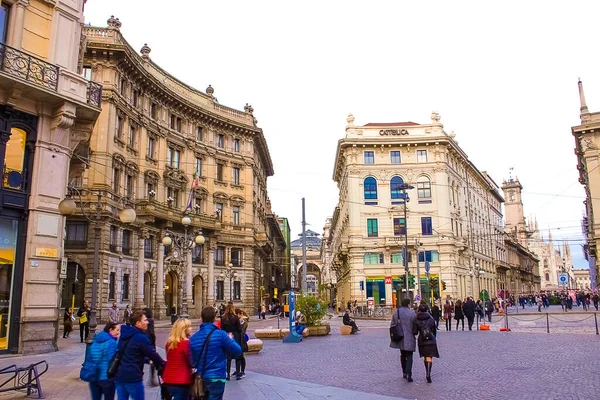 Milan Itálie Května 2017 Lidé Ulici Staré Architektury Itálii Evropě — Stock fotografie