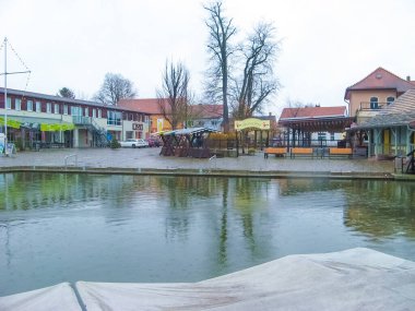 Berlin, Almanya - 05 Mart 2020: Almanya 'nın Spreewald bölgesindeki kır evleri veya Almanya' nın Berlin kentindeki Lehde parkı ile manzara