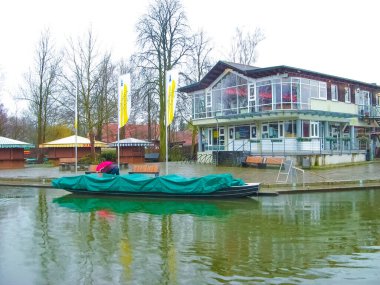 Berlin, Almanya - 05 Mart 2020: Almanya 'nın Spreewald bölgesindeki kır evleri veya Almanya' nın Berlin kentindeki Lehde parkı ile manzara
