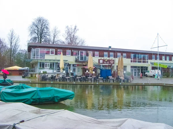 Berlin, Almanya - 05 Mart 2020: Almanya 'nın Spreewald bölgesindeki kır evleri veya Almanya' nın Berlin kentindeki Lehde parkı ile manzara