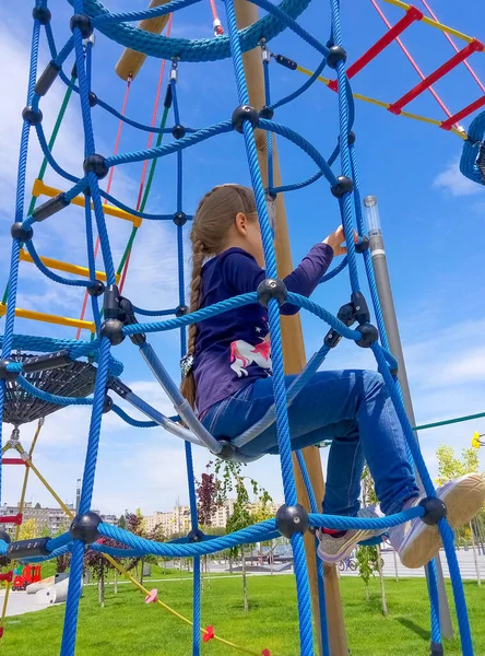 Das Mädchen Klettert Abenteuer Seilpark Vor Blauem Himmel — Stockfoto