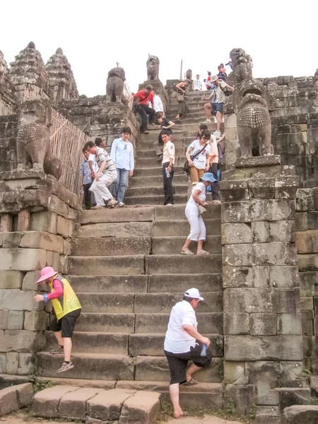 Siem Reap Kamboçya Şubat 2011 Eski Tapınağın Merdivenlerinden Inen Insanlar — Stok fotoğraf
