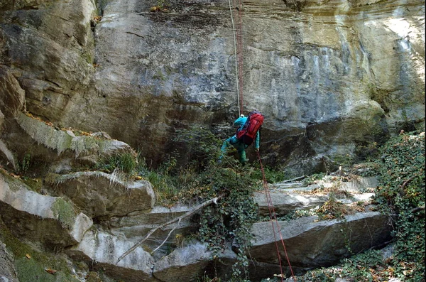 Mujer Escalando Empinada Ladera Montaña Las Montañas Crimea Día Soleado — Foto de Stock