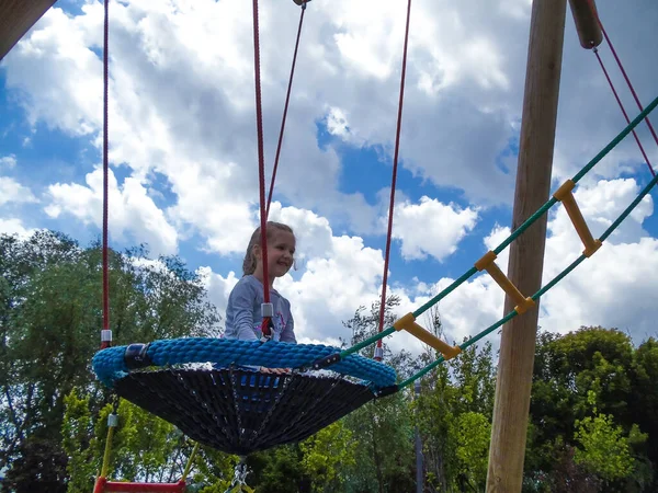 Das Mädchen Klettert Abenteuer Seilpark Vor Blauem Himmel — Stockfoto